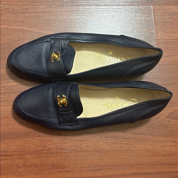 Elegant navy Chanel Leather Loafers - Picture 2 of 5